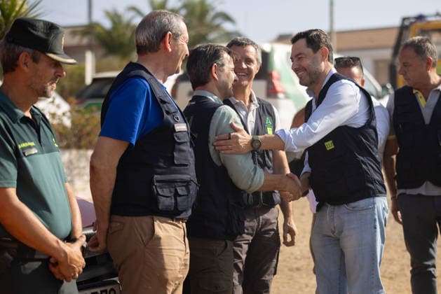 The President of the Regional Government Visits the Command Post for the Niebla Fire The President of the Regional Government of Andalusia, Juanma Moreno, greets members of the emergency response team during his visit to the command post for the Niebla fire August 16, 2026, in Niebla, Huelva, Andalusia, Spain The president of the Andalusian Regional Government, Juanma Moreno, is visiting the Niebla fire command post this Sunday to provide an update on the fire that broke out on August 6, 2026. August 16, 2026, Niebla, Huelva, Andalusia. Niebla, Huelva, Andalusia, Spain  Copyright: xClaraxCarrascox 7716256