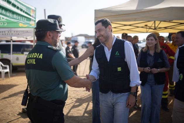 The President of the Regional Government Visits the Command Post for the Niebla Fire The President of the Regional Government of Andalusia, Juanma Moreno, greets members of the emergency response team during his visit to the command post for the Niebla fire August 16, 2026, in Niebla, Huelva, Andalusia, Spain The president of the Andalusian Regional Government, Juanma Moreno, is visiting the Niebla fire command post this Sunday to provide an update on the fire that broke out on August 6, 2026. August 16, 2026, Niebla, Huelva, Andalusia. Niebla, Huelva, Andalusia, Spain  Copyright: xClaraxCarrascox 7716260