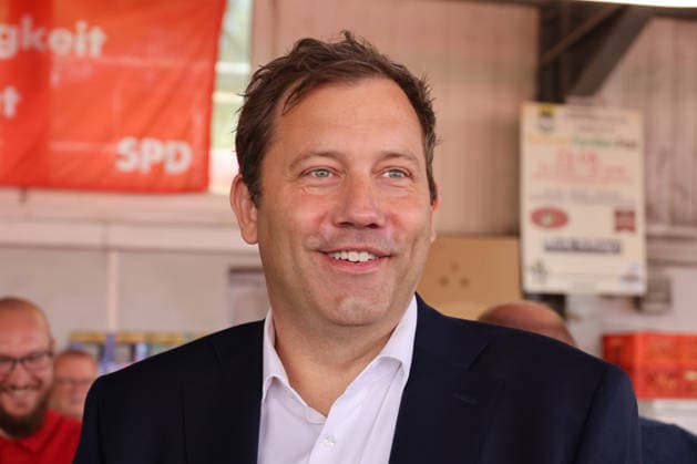SPD RLP 3 ex und ein Parteivorsitzender 16.08.2026, Germany , Rheinland-Pfalz, SPD, Bundesfinanzminister Lars Klingbeil ( Parteivorsitzender), ehem. Ministerpräsidenten Alexander Schweitzer und Ehefrau brabara, Kurt Beck und Rudlof Scharping , Pfalztreffen der SPD, 250 Gäste, 9 Sicherheitskräfte des Bundesfinanzministers, Portrait, gestik, Plakate, Rede, Zigaretten, Steuer, Kaffee, Hasloch Rheinland Pfalz Germany *** SPD RLP 3 former members and a party chairman, August 16, 2026, Germany, Rhineland-Palatinate, SPD, Federal Minister of Finance Lars Klingbeil (party chairman), former Minister-President Alexander Schweitzer and his wife Barbara, Kurt Beck and Rudolf Scharping, SPD Palatinate meeting, 250 guests, 9 security personnel for th