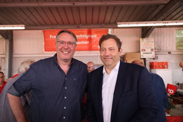 SPD RLP 3 ex und ein Parteivorsitzender 16.08.2026, Germany , Rheinland-Pfalz, SPD, Bundesfinanzminister Lars Klingbeil ( Parteivorsitzender), ehem. Ministerpräsidenten Alexander Schweitzer und Ehefrau brabara, Kurt Beck und Rudlof Scharping , Pfalztreffen der SPD, 250 Gäste, 9 Sicherheitskräfte des Bundesfinanzministers, Portrait, gestik, Plakate, Rede, Zigaretten, Steuer, Kaffee, Hasloch Rheinland Pfalz Germany *** SPD RLP 3 former members and a party chairman, August 16, 2026, Germany, Rhineland-Palatinate, SPD, Federal Minister of Finance Lars Klingbeil (party chairman), former Minister-President Alexander Schweitzer and his wife Barbara, Kurt Beck and Rudolf Scharping, SPD Palatinate meeting, 250 guests, 9 security personnel for th