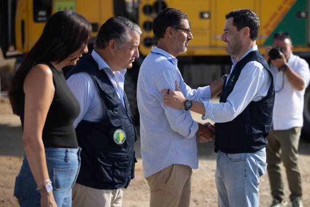 The President of the Regional Government Visits the Command Post for the Niebla Fire The President of the Regional Government of Andalusia, Juanma Moreno (left) greets the mayor of Niebla, Joaquín Molina Gallego (right), during his visit to the Niebla fire command post on August 16, 2026, in Niebla, Huelva, Andalusia, Spain The president of the Andalusian Regional Government, Juanma Moreno, is visiting the Niebla fire command post this Sunday to provide an update on the fire that broke out on August 6, 2026. August 16, 2026, Niebla, Huelva, Andalusia. Niebla, Huelva, Andalusia, Spain  Copyright: xClaraxCarrascox 7716268