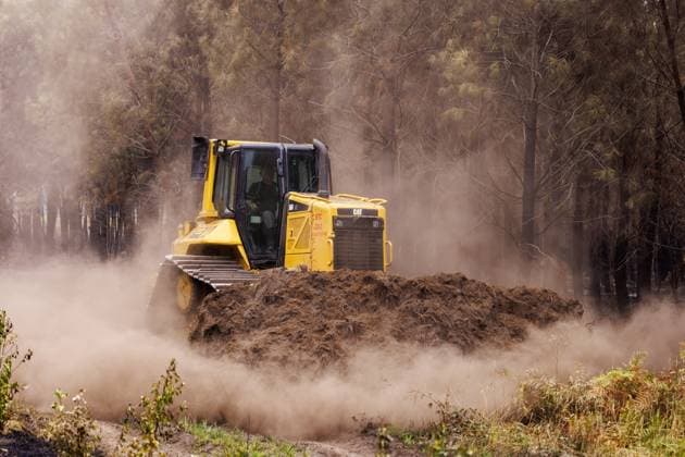 Luglon, Frankreich, 2026-08-16 10:10:06 Luglon, 16-08-2026, a bulldozer creates a fire lane. Photo: NLBeeld Robert Meerding Credit: NL Beeld Robert Meerding Inc  Copyright: xx x