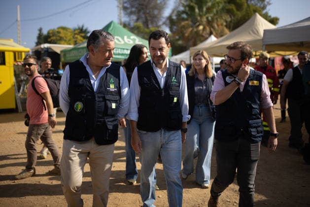 The President of the Regional Government Visits the Command Post for the Niebla Fire The President of the Regional Government of Andalusia, Juanma Moreno c, alongside the Regional Minister of the Presidency, Health and Emergencies for the Andalusian Regional Government, Antonio Sanz i, and the acting Government Delegate in Andalusia, Francisco Toscano d, during their visit to the Niebla fire command post on August 16, 2026, in Niebla, Huelva, Andalusia, Spain. The President of the Andalusian Regional Government, Juanma Moreno, visited the command post for the Niebla wildfire this Sunday to provide an update on the fire that broke out on August 6. August 16, 2026, Niebla, Huelva, Andalusia. Niebla, Huelva, Andalusia, Spain  Copyright: xClaraxCarrascox 7716273