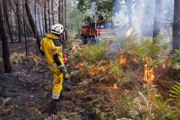 Luglon, Frankreich, 2026-08-16 10:57:05 Luglon, 16-08-2026, fire department burns off unburned vegetation to prevent it from causing a new fire. Photo: NLBeeld Robert Meerding Credit: NL Beeld Robert Meerding Inc  Copyright: xx x
