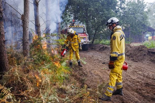 Luglon, Frankreich, 2026-08-16 10:59:51 Luglon, 16-08-2026, fire department burns off unburned vegetation to prevent it from causing a new fire. Photo: NLBeeld Robert Meerding Credit: NL Beeld Robert Meerding Inc  Copyright: xx x