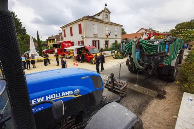 Luglon, Frankreich, 2026-08-16 10:40:51 Luglon, 16-08-2026, local farmers assist the fire department by supplying water for the extinguishing efforts. Photo: NLBeeld Robert Meerding Credit: NL Beeld Robert Meerding Inc  Copyright: xx x