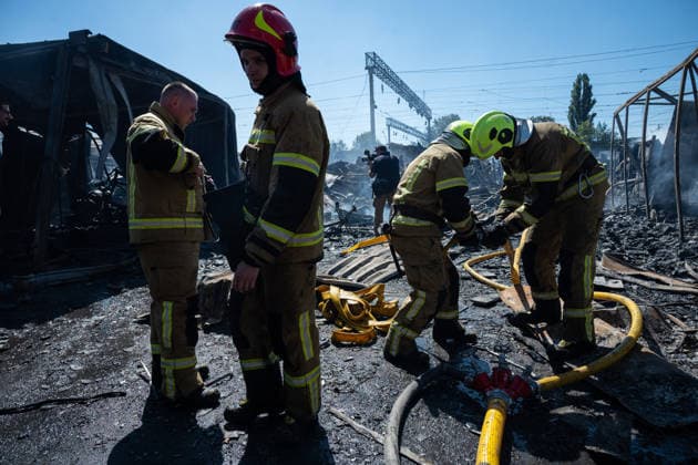 News Bilder des Tages Kyiv book market destroyed in a Russian attack KYIV, UKRAINE - AUGUST 16: Emergency service personnel work at the site of a Russian missile strike that heavily damaged the Pochaina market in Kyiv, Ukraine, on August 16, 2026. The attack destroyed dozens of commercial pavilions across the complex, which is recognized as one of the capital s largest flea and book markets. Danylo Antoniuk Anadolu Kyiv Ukraine. Editorial use only. Please get in touch for any other usage.  Copyright: x2026xAnadoluxDanyloxAntoniukx