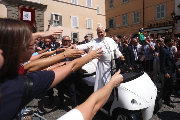 IPA87534895 - CASTEL GANDOLFO (RM) - Italy, August 16, 2026: Pope Leo XIV leads the Angelus prayer from the papal residence overlooking Piazza della LibertÃ in Castel Gandolfo, addressing the faithful and pilgrims who have come from various locations to participate in the traditional Sunday event. At the conclusion of the prayer, the Pontiff greets those present and imparts the Apostolic Blessing.  Copyright: xmarcoxiacobuccix xmarcoxiacobuccix 87534895