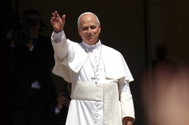 News Bilder des Tages IPA87534921 - CASTEL GANDOLFO (RM) - Italy, August 16, 2026: Pope Leo XIV leads the Angelus prayer from the papal residence overlooking Piazza della LibertÃ in Castel Gandolfo, addressing the faithful and pilgrims who have come from various locations to participate in the traditional Sunday event. At the conclusion of the prayer, the Pontiff greets those present and imparts the apostolic blessing.  Copyright: xmarcoxiacobuccix xmarcoxiacobuccix 87534921