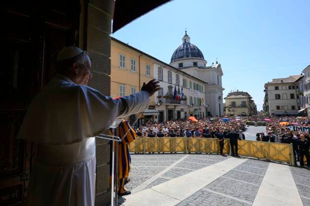 ITALY - POPE LEO XIV DURING THE ANGELUS PRAYER IN PIAZZA DELLA LIBERTA IN CASTEL GANDOLFO - 2026 8 16 Italy, Castel Gandolfo , Vatican, 2026 8 16 Pope Leo XIV during the Angelus prayer in Piazza della Liberta in Castel Gandolfo, near Rome EDITORIAL USE ONLY - NO BOOKS Copyright: xVATICANxMEDIAx