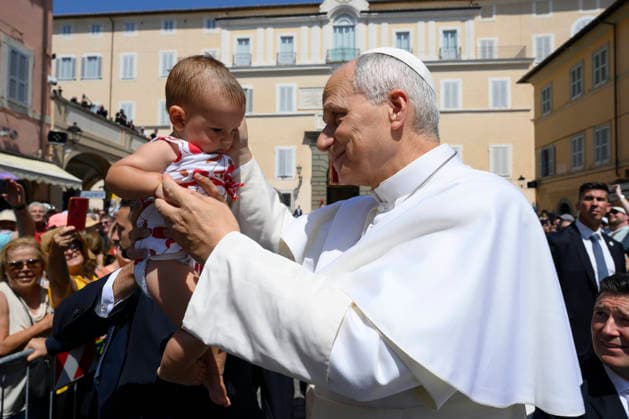 ITALY - POPE LEO XIV DURING THE ANGELUS PRAYER IN PIAZZA DELLA LIBERTA IN CASTEL GANDOLFO - 2026 8 16 Italy, Castel Gandolfo , Vatican, 2026 8 16 Pope Leo XIV during the Angelus prayer in Piazza della Liberta in Castel Gandolfo, near Rome EDITORIAL USE ONLY - NO BOOKS Copyright: xVATICANxMEDIAx