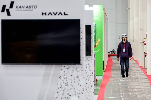 RUSSIA, REPUBLIC OF TATARSTAN - AUGUST 16, 2026: A worker in the Kazan Expo International Exhibition Centre in Bolshiye Kabany during the 4th Sprouts Business Forum titled Sprouts: Russia and China – Mutually Beneficial Cooperation scheduled for 16-19 August 2026. Yevgeny Messman TASS Host Photo Agency  96243408