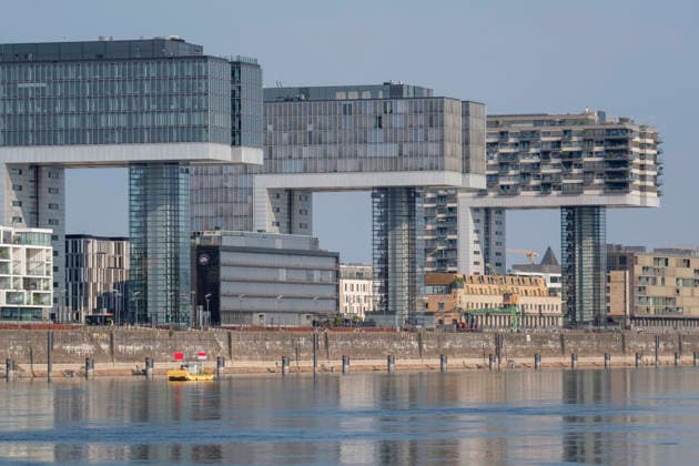 Totalansicht zeigt die drei markanten(Kranhaus Eins, Kranhaus Süd und das Pandion Vista) im historischen Rheinauhafen. Die außergewöhnliche Architektur in Form eines umgedrehten L, die an historische Hafenkran-Konstruktionen erinnert, prägt das moderne Stadtbild am Rheinufer. *** A wide shot captures Kranhaus buildings (Kranhaus Eins, Kranhaus Süd, and Pandion Vista) in the historic Rheinauhafen district. The extraordinary architecture shaped like an inverted L, which resembles historical harbor crane structures, characterizes the modern cityscape along the Rhine bank. Nordrhein-Westfalen Deutschland, Germany GMS20681
