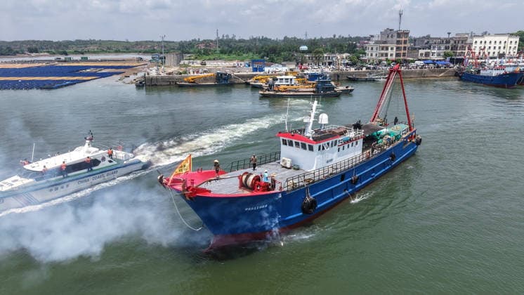 (260816) -- QINZHOU, Aug. 16, 2026 -- A drone photo taken on Aug. 16, 2026 shows a fishing boat departing for fishing from Longmen port in Qinzhou, south China s Guangxi Zhuang Autonomous Region. The fishing season of the South China Sea kicked off at noon on Sunday after this summer s three-and-a-half-month fishing ban. ) CHINA-SOUTH CHINA SEA-FISHING SEASON-KICK OFF (CN) ZhangxAilin 