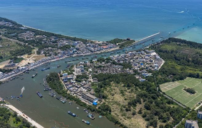 (260816) -- QIONGHAI, Aug. 16, 2026 -- An aerial drone photo taken on Aug. 16, 2026 shows fishing boats departing for fishing from Tanmen port in Qionghai, south China s Hainan Province. The fishing season of the South China Sea kicked off at noon on Sunday after this summer s three-and-a-half-month fishing ban. ) CHINA-SOUTH CHINA SEA-FISHING SEASON-KICK OFF (CN) PuxXiaoxu 