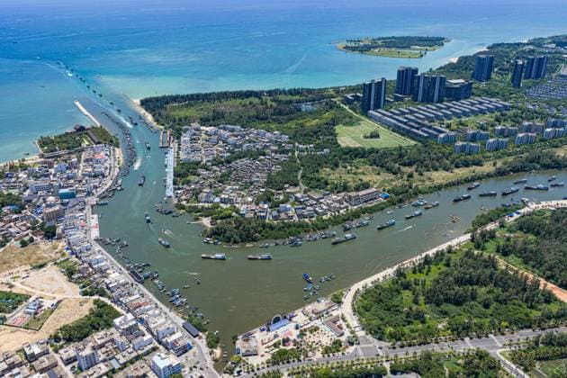 (260816) -- QIONGHAI, Aug. 16, 2026 -- An aerial drone photo taken on Aug. 16, 2026 shows fishing boats departing for fishing from Tanmen port in Qionghai, south China s Hainan Province. The fishing season of the South China Sea kicked off at noon on Sunday after this summer s three-and-a-half-month fishing ban. ) CHINA-SOUTH CHINA SEA-FISHING SEASON-KICK OFF (CN) PuxXiaoxu 