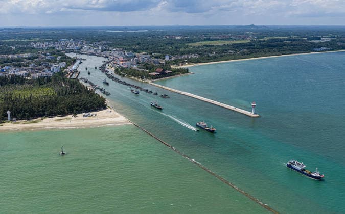 (260816) -- QIONGHAI, Aug. 16, 2026 -- An aerial drone photo taken on Aug. 16, 2026 shows fishing boats departing for fishing from Tanmen port in Qionghai, south China s Hainan Province. The fishing season of the South China Sea kicked off at noon on Sunday after this summer s three-and-a-half-month fishing ban. ) CHINA-SOUTH CHINA SEA-FISHING SEASON-KICK OFF (CN) PuxXiaoxu 