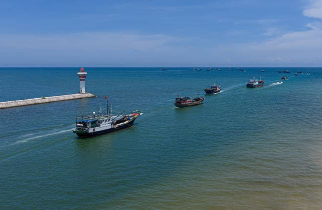 (260816) -- QIONGHAI, Aug. 16, 2026 -- An aerial drone photo taken on Aug. 16, 2026 shows fishing boats departing for fishing from Tanmen port in Qionghai, south China s Hainan Province. The fishing season of the South China Sea kicked off at noon on Sunday after this summer s three-and-a-half-month fishing ban. ) CHINA-SOUTH CHINA SEA-FISHING SEASON-KICK OFF (CN) PuxXiaoxu 