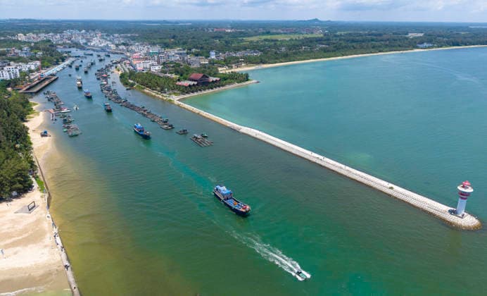 (260816) -- QIONGHAI, Aug. 16, 2026 -- An aerial drone photo taken on Aug. 16, 2026 shows fishing boats departing for fishing from Tanmen port in Qionghai, south China s Hainan Province. The fishing season of the South China Sea kicked off at noon on Sunday after this summer s three-and-a-half-month fishing ban. (Photo by Xinhua) CHINA-SOUTH CHINA SEA-FISHING SEASON-KICK OFF (CN) MengxZhongde 