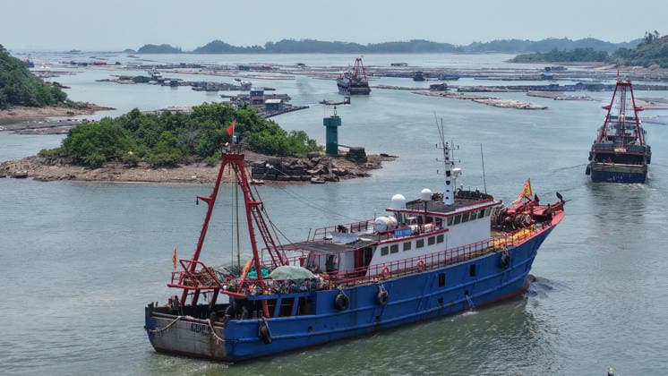 (260816) -- QINZHOU, Aug. 16, 2026 -- A drone photo taken on Aug. 16, 2026 shows fishing boats departing for fishing from Longmen port in Qinzhou, south China s Guangxi Zhuang Autonomous Region. The fishing season of the South China Sea kicked off at noon on Sunday after this summer s three-and-a-half-month fishing ban. ) CHINA-SOUTH CHINA SEA-FISHING SEASON-KICK OFF (CN) ZhangxAilin 