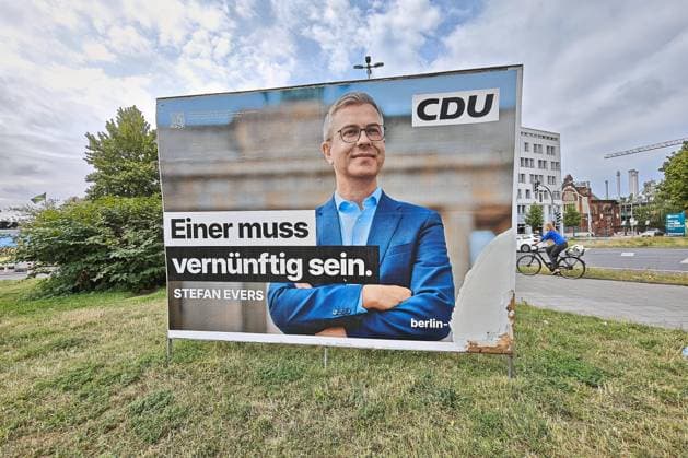 Berlin, Deutschland, 16.08.2026: Wahlplakat mit Stefan Evers, CDU, und dem Slogan Einer muss vernünftig sein *** Berlin, Germany, August 16, 2026 Election poster featuring Stefan Evers of the CDU and the slogan Someone has to be reasonable Copyright: xdtsxNachrichtenagenturx dts_130298