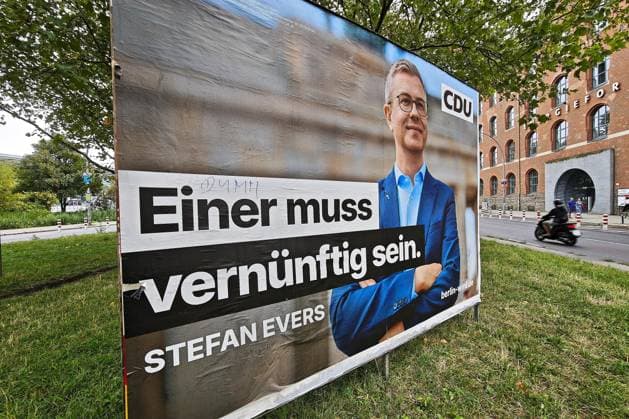 Berlin, Deutschland, 16.08.2026: Wahlplakat mit Stefan Evers, CDU, und dem Slogan Einer muss vernünftig sein *** Berlin, Germany, August 16, 2026 Election poster featuring Stefan Evers of the CDU and the slogan Someone has to be reasonable Copyright: xdtsxNachrichtenagenturx dts_130299