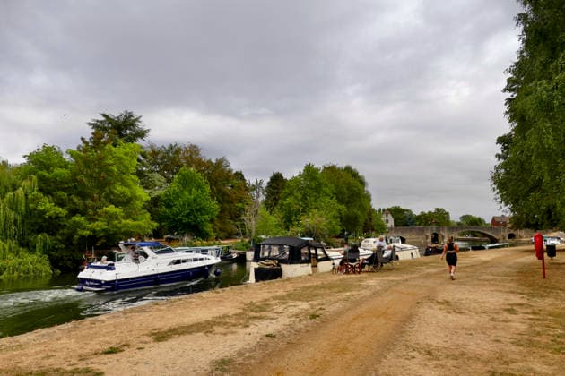 Seasonal weather People out and about by the River Thames on an overcast afternoon., Credit:Geoffrey Swaine Geoff Swaine - B4563 Avalon UK, Oxfordshire, Abingdon  Copyright: xGeoffreyxSwainex xGeoffxSwainex-xB4563x xAvalonx 1124072658
