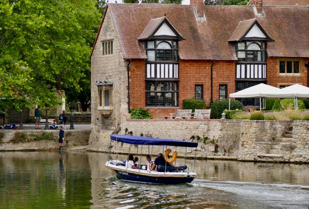 Seasonal weather People out and about by the River Thames on an overcast afternoon., Credit:Geoffrey Swaine Geoff Swaine - B4563 Avalon UK, Oxfordshire, Abingdon  Copyright: xGeoffreyxSwainex xGeoffxSwainex-xB4563x xAvalonx 1124072636
