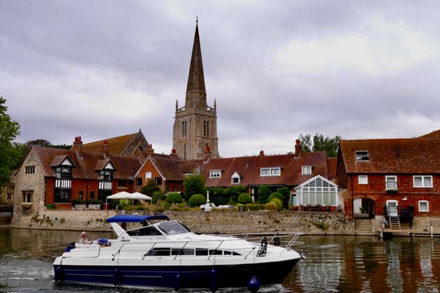 Seasonal weather People out and about by the River Thames on an overcast afternoon., Credit:Geoffrey Swaine Geoff Swaine - B4563 Avalon UK, Oxfordshire, Abingdon  Copyright: xGeoffreyxSwainex xGeoffxSwainex-xB4563x xAvalonx 1124072648