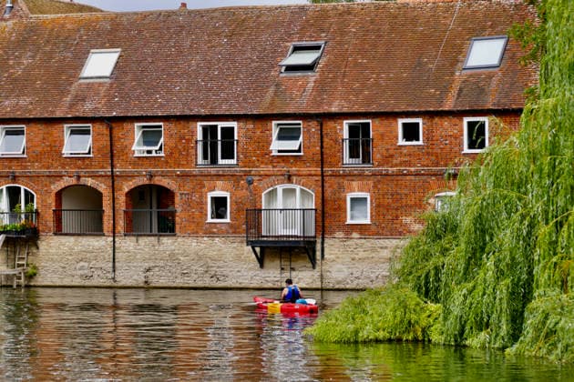 Seasonal weather People out and about by the River Thames on an overcast afternoon., Credit:Geoffrey Swaine Geoff Swaine - B4563 Avalon UK, Oxfordshire, Abingdon  Copyright: xGeoffreyxSwainex xGeoffxSwainex-xB4563x xAvalonx 1124072701