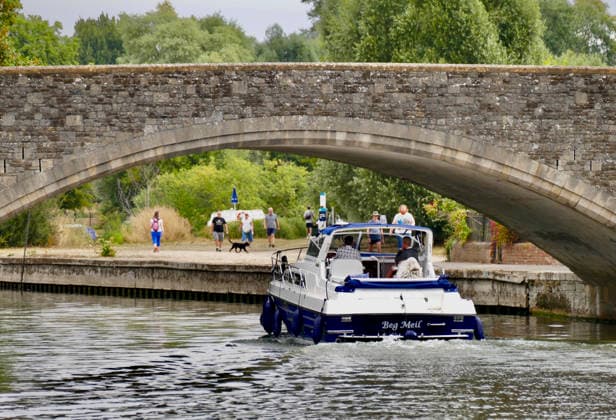 Seasonal weather People out and about by the River Thames on an overcast afternoon., Credit:Geoffrey Swaine Geoff Swaine - B4563 Avalon UK, Oxfordshire, Abingdon  Copyright: xGeoffreyxSwainex xGeoffxSwainex-xB4563x xAvalonx 1124072746
