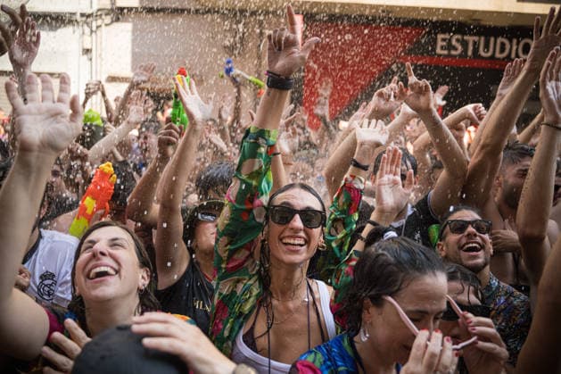 News Bilder des Tages Water Festival in Vilagarcía de Arousa, Pontevedra: Dozens of people gathered during the Water Festival on August 16, 2026, in Vilagarcía de Arousa, Pontevedra, Galicia, Spain. This festival is part of the patron saint festivities of San Roque. The day begins with the procession of the statue of San Roque from the church to its chapel, where the opening proclamation is read; the person in charge of delivering it is kept secret until the last moment. Then the Water Festival procession sets off toward the center of Vilagarcía, and along the way, participants ask residents on their balconies for water, to which the residents respond by dousing them with water from hoses and buckets. AUGUST 16, 2026 SUMMER FESTIVAL Elena Ferná Arousa, Ponteved  Copyright: xElenaxFernandezx 7716498