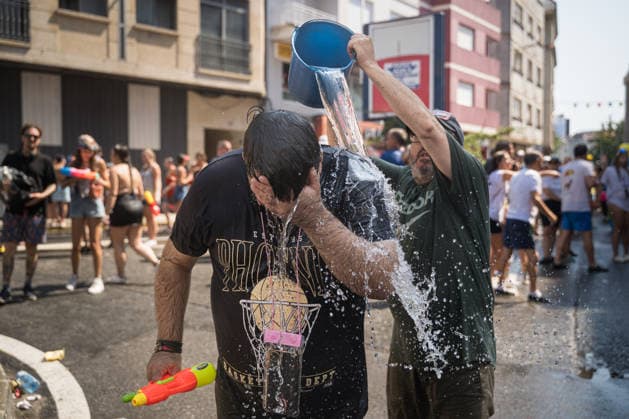 Water Festival in Vilagarcía de Arousa, Pontevedra: Dozens of people gathered during the Water Festival on August 16, 2026, in Vilagarcía de Arousa, Pontevedra, Galicia, Spain. This festival is part of the patron saint festivities of San Roque. The day begins with the procession of the statue of San Roque from the church to its chapel, where the opening proclamation is read; the person in charge of delivering it is kept secret until the last moment. Then the Water Festival procession sets off toward the center of Vilagarcía, and along the way, participants ask residents on their balconies for water, to which the residents respond by dousing them with water from hoses and buckets. AUGUST 16, 2026 SUMMER FESTIVAL Elena Ferná Arousa, Ponteved  Copyright: xElenaxFernandezx 7716506