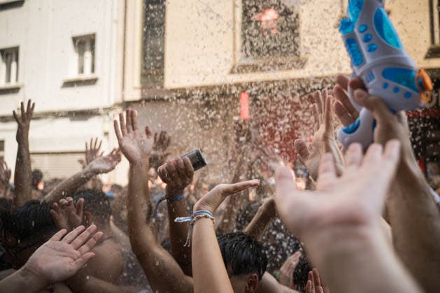 Water Festival in Vilagarcía de Arousa, Pontevedra: Dozens of people gathered during the Water Festival on August 16, 2026, in Vilagarcía de Arousa, Pontevedra, Galicia, Spain. This festival is part of the patron saint festivities of San Roque. The day begins with the procession of the statue of San Roque from the church to its chapel, where the opening proclamation is read; the person in charge of delivering it is kept secret until the last moment. Then the Water Festival procession sets off toward the center of Vilagarcía, and along the way, participants ask residents on their balconies for water, to which the residents respond by spraying them with water from hoses and buckets. AUGUST 16, 2026 SUMMER FESTIVAL Elena Ferná Arousa, Ponteve  Copyright: xElenaxFernandezx 7716501