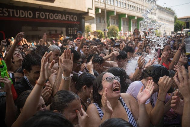 Water Festival in Vilagarcía de Arousa, Pontevedra: Dozens of people gathered during the Water Festival on August 16, 2026, in Vilagarcía de Arousa, Pontevedra, Galicia, Spain. This festival is part of the patron saint festivities of San Roque. The day begins with the procession of the statue of San Roque from the church to its chapel, where the opening proclamation is read; the person in charge of delivering it is kept secret until the last moment. Then the Water Festival procession sets off toward the center of Vilagarcía, and along the way, participants ask residents on their balconies for water, to which the residents respond by spraying them with water from hoses and buckets. AUGUST 16, 2026 SUMMER FESTIVAL Elena Ferná Arousa, Ponteve  Copyright: xElenaxFernandezx 7716502