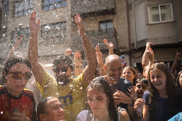 Water Festival in Vilagarcía de Arousa, Pontevedra: Dozens of people gathered during the Water Festival on August 16, 2026, in Vilagarcía de Arousa, Pontevedra, Galicia, Spain. This festival is part of the patron saint festivities of San Roque. The day begins with the procession of the statue of San Roque from the church to its chapel, where the opening proclamation is read; the person in charge of delivering it is kept secret until the last moment. Then the Water Festival procession sets off toward the center of Vilagarcía, and along the way, participants ask residents on their balconies for water, to which the residents respond by spraying them with water from hoses and buckets. AUGUST 16, 2026 SUMMER FESTIVAL Elena Ferná Arousa, Ponteve  Copyright: xElenaxFernandezx 7716504