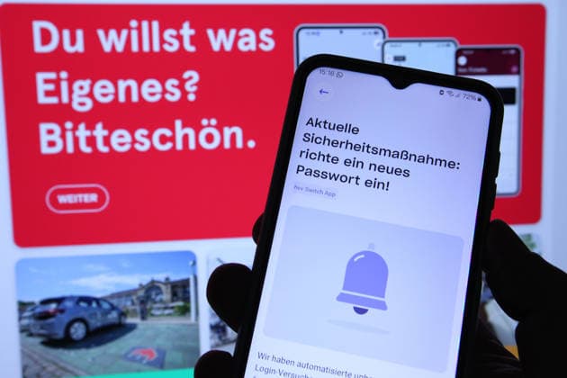 Auf einem Smartphone wurde die App hvv switch vom Hamburger Verkehrsverbund geöffnet. Dort werden die Nutzer aktuell aufgerufen, aus Sicherheitsgründen ihr Passwort zu ändern. Dahinter wurde auf einem Laptop die Website des HVV geöffnet. Symbolbild Symbolfoto. Niendorf Hamburg *** The hvv switch app was opened on a smartphone via the Hamburg Public Transportation Association (HVV). There, users are currently being prompted to change their password for security reasons. In the background, the HVV website was opened on a laptop. Stock image. Stock photo. Niendorf, Hamburg