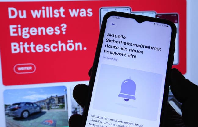 Auf einem Smartphone wurde die App hvv switch vom Hamburger Verkehrsverbund geöffnet. Dort werden die Nutzer aktuell aufgerufen, aus Sicherheitsgründen ihr Passwort zu ändern. Dahinter wurde auf einem Laptop die Website des HVV geöffnet. Symbolbild Symbolfoto. Niendorf Hamburg *** The hvv switch app was opened on a smartphone via the Hamburg Public Transportation Association (HVV). There, users are currently being prompted to change their password for security reasons. In the background, the HVV website was opened on a laptop. Stock image. Stock photo. Niendorf, Hamburg