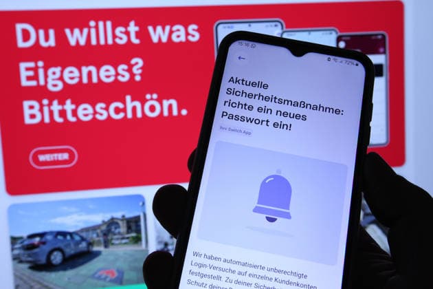 Auf einem Smartphone wurde die App hvv switch vom Hamburger Verkehrsverbund geöffnet. Dort werden die Nutzer aktuell aufgerufen, aus Sicherheitsgründen ihr Passwort zu ändern. Dahinter wurde auf einem Laptop die Website des HVV geöffnet. Symbolbild Symbolfoto. Niendorf Hamburg *** The hvv switch app was opened on a smartphone via the Hamburg Public Transportation Association (HVV). There, users are currently being prompted to change their password for security reasons. In the background, the HVV website was opened on a laptop. Stock image. Stock photo. Niendorf, Hamburg