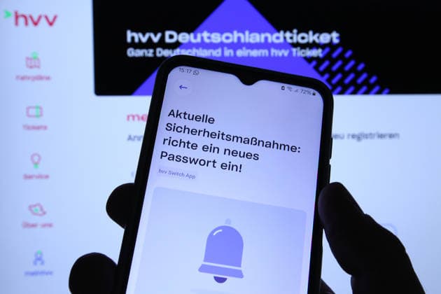 Auf einem Smartphone wurde die App hvv switch vom Hamburger Verkehrsverbund geöffnet. Dort werden die Nutzer aktuell aufgerufen, aus Sicherheitsgründen ihr Passwort zu ändern. Dahinter wurde auf einem Laptop die Website des HVV geöffnet. Symbolbild Symbolfoto. Niendorf Hamburg *** The hvv switch app was opened on a smartphone via the Hamburg Public Transportation Association (HVV). There, users are currently being prompted to change their password for security reasons. In the background, the HVV website was opened on a laptop. Stock image. Stock photo. Niendorf, Hamburg
