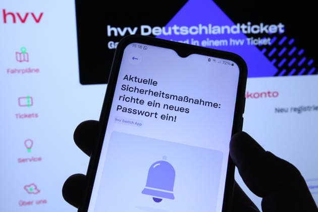 Auf einem Smartphone wurde die App hvv switch vom Hamburger Verkehrsverbund geöffnet. Dort werden die Nutzer aktuell aufgerufen, aus Sicherheitsgründen ihr Passwort zu ändern. Dahinter wurde auf einem Laptop die Website des HVV geöffnet. Symbolbild Symbolfoto. Niendorf Hamburg *** The hvv switch app was opened on a smartphone via the Hamburg Public Transportation Association (HVV). There, users are currently being prompted to change their password for security reasons. In the background, the HVV website was opened on a laptop. Stock image. Stock photo. Niendorf, Hamburg