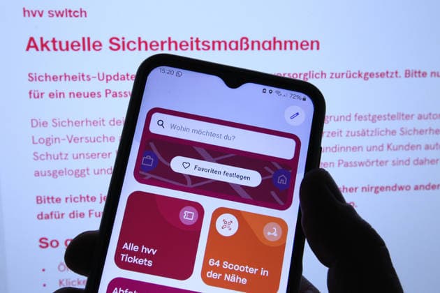 Auf einem Smartphone wurde die App hvv switch vom Hamburger Verkehrsverbund geöffnet. Dort werden die Nutzer aktuell aufgerufen, aus Sicherheitsgründen ihr Passwort zu ändern. Dahinter wurde auf einem Laptop die Website des HVV geöffnet. Symbolbild Symbolfoto. Niendorf Hamburg *** The hvv switch app was opened on a smartphone via the Hamburg Public Transportation Association (HVV). There, users are currently being prompted to change their password for security reasons. In the background, the HVV website was opened on a laptop. Stock image. Stock photo. Niendorf, Hamburg