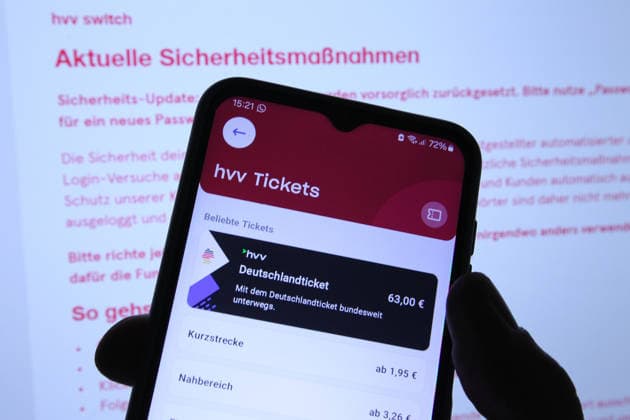 Auf einem Smartphone wurde die App hvv switch vom Hamburger Verkehrsverbund geöffnet. Dort werden die Nutzer aktuell aufgerufen, aus Sicherheitsgründen ihr Passwort zu ändern. Dahinter wurde auf einem Laptop die Website des HVV geöffnet. Symbolbild Symbolfoto. Niendorf Hamburg *** The hvv switch app was opened on a smartphone via the Hamburg Public Transportation Association (HVV). There, users are currently being prompted to change their password for security reasons. In the background, the HVV website was opened on a laptop. Stock image. Stock photo. Niendorf, Hamburg