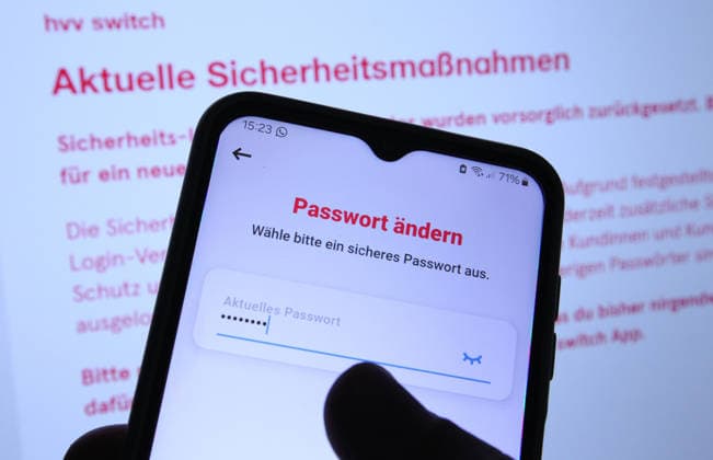 Auf einem Smartphone wurde die App hvv switch vom Hamburger Verkehrsverbund geöffnet. Dort werden die Nutzer aktuell aufgerufen, aus Sicherheitsgründen ihr Passwort zu ändern. Dahinter wurde auf einem Laptop die Website des HVV geöffnet. Symbolbild Symbolfoto. Niendorf Hamburg *** The hvv switch app was opened on a smartphone via the Hamburg Public Transportation Association (HVV). There, users are currently being prompted to change their password for security reasons. In the background, the HVV website was opened on a laptop. Stock image. Stock photo. Niendorf, Hamburg