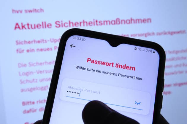 Auf einem Smartphone wurde die App hvv switch vom Hamburger Verkehrsverbund geöffnet. Dort werden die Nutzer aktuell aufgerufen, aus Sicherheitsgründen ihr Passwort zu ändern. Dahinter wurde auf einem Laptop die Website des HVV geöffnet. Symbolbild Symbolfoto. Niendorf Hamburg *** The hvv switch app was opened on a smartphone via the Hamburg Public Transportation Association (HVV). There, users are currently being prompted to change their password for security reasons. In the background, the HVV website was opened on a laptop. Stock image. Stock photo. Niendorf, Hamburg