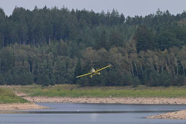 Fire in the Belgian High Fens JALHAY, BELGIUM - AUGUST 16 : A water bomber aircraft on the dam of Eupen during an important fire that has broken out in the Belgian High Fens on August 16, 2026 in Jalhay, Belgium, 16 08 2026 Jalhay Belgium  Copyright: xDhax