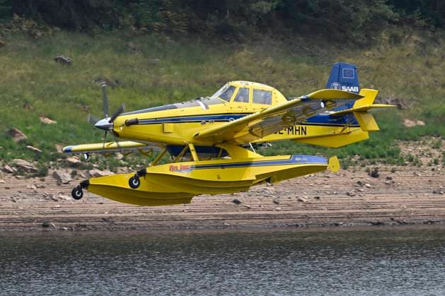Fire in the Belgian High Fens JALHAY, BELGIUM - AUGUST 16 : A water bomber aircraft on the dam of Eupen during an important fire that has broken out in the Belgian High Fens on August 16, 2026 in Jalhay, Belgium, 16 08 2026 Jalhay Belgium  Copyright: xDhax