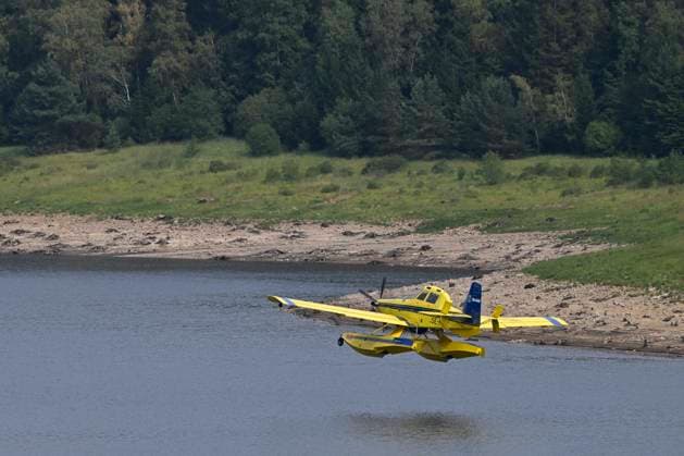 Fire in the Belgian High Fens JALHAY, BELGIUM - AUGUST 16 : A water bomber aircraft on the dam of Eupen during an important fire that has broken out in the Belgian High Fens on August 16, 2026 in Jalhay, Belgium, 16 08 2026 Jalhay Belgium  Copyright: xDhax