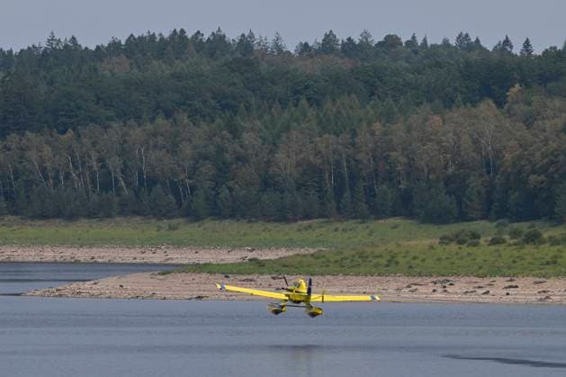 Fire in the Belgian High Fens JALHAY, BELGIUM - AUGUST 16 : A water bomber aircraft on the dam of Eupen during an important fire that has broken out in the Belgian High Fens on August 16, 2026 in Jalhay, Belgium, 16 08 2026 Jalhay Belgium  Copyright: xDhax