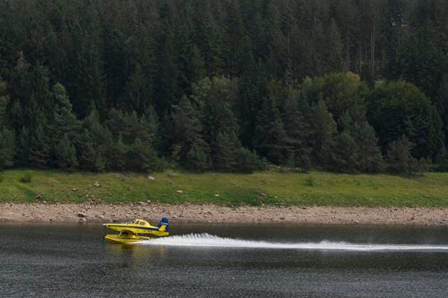 Fire in the Belgian High Fens JALHAY, BELGIUM - AUGUST 16 : A water bomber aircraft on the dam of Eupen during an important fire that has broken out in the Belgian High Fens on August 16, 2026 in Jalhay, Belgium, 16 08 2026 Jalhay Belgium  Copyright: xDhax